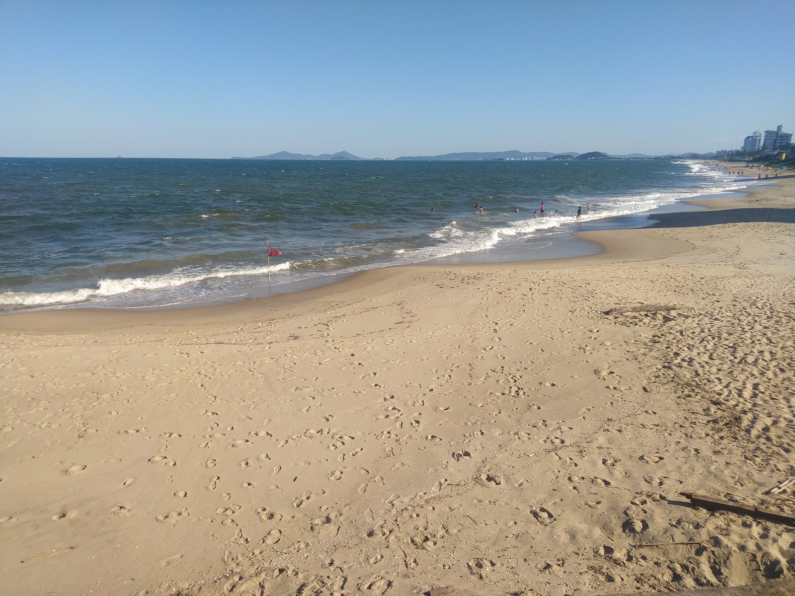 Central Beach - Barra Velha'in fotoğrafı geniş bir kıyı şeridi ile birlikte