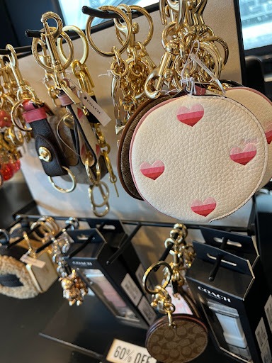 Shopping Mall «Round Rock Premium Outlets», reviews and photos, 4401 S Interstate Hwy 35, Round Rock, TX 78664, USA