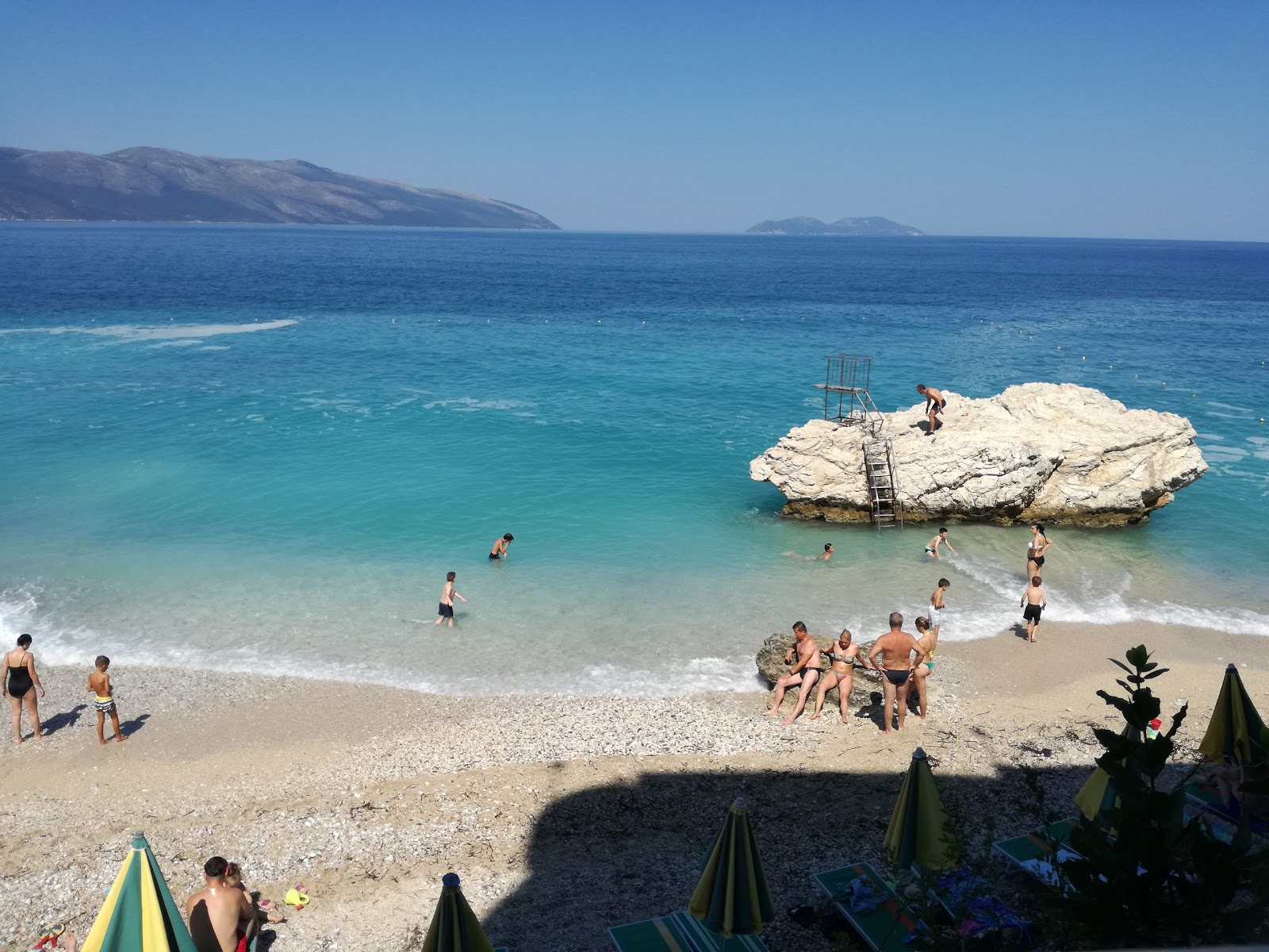 Foto de Sunny beach II apoiado por penhascos