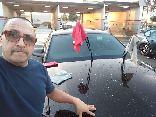 La Puente Car Wash en La Puente