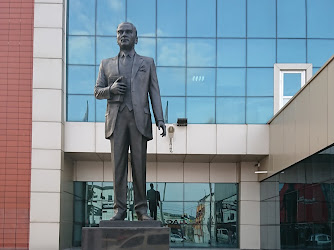 Karabağlar belediyesi Atatürk anıtı