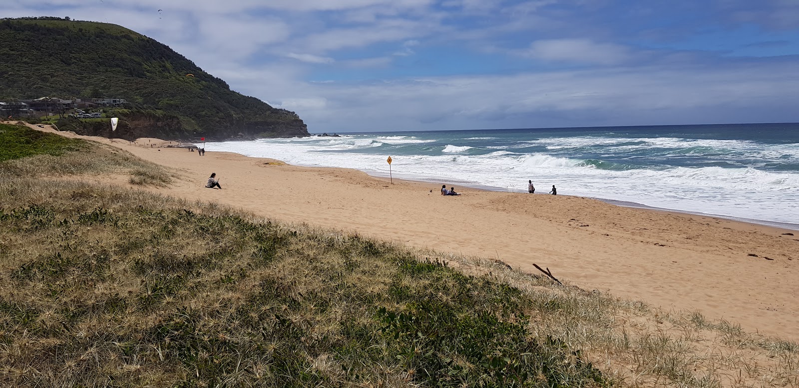 Fotografie cu Stanwell Park Beach sprijinit de stânci