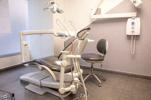 Clinique Dentaire Marcadet - Dentiste Paris 18 - Orthodontie invisible Invisalign - Implant dentaire