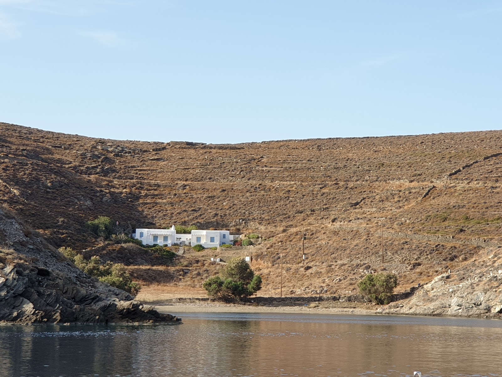 Foto di Paralia Agia Irini con una superficie del sabbia beige e ciottoli