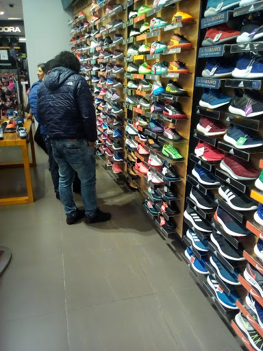 Tiendas para comprar zapatillas guess mujer Lima