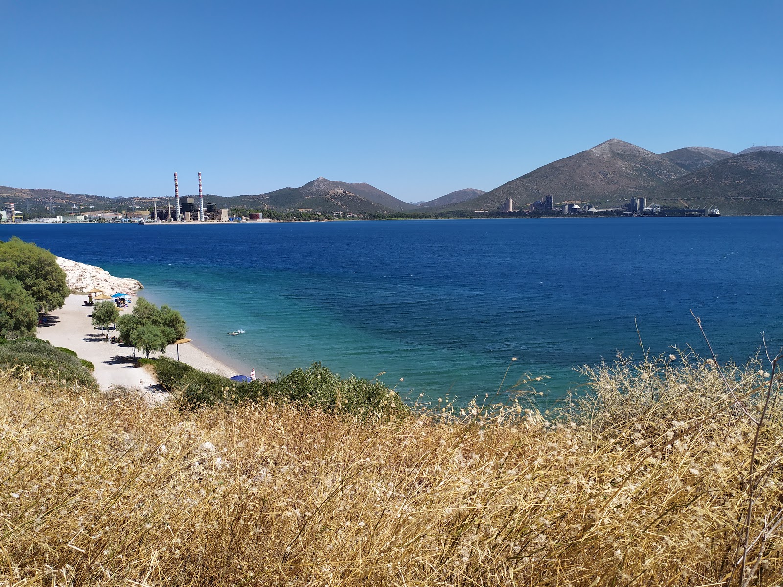 Foto de Panagitsa beach con agua cristalina superficie