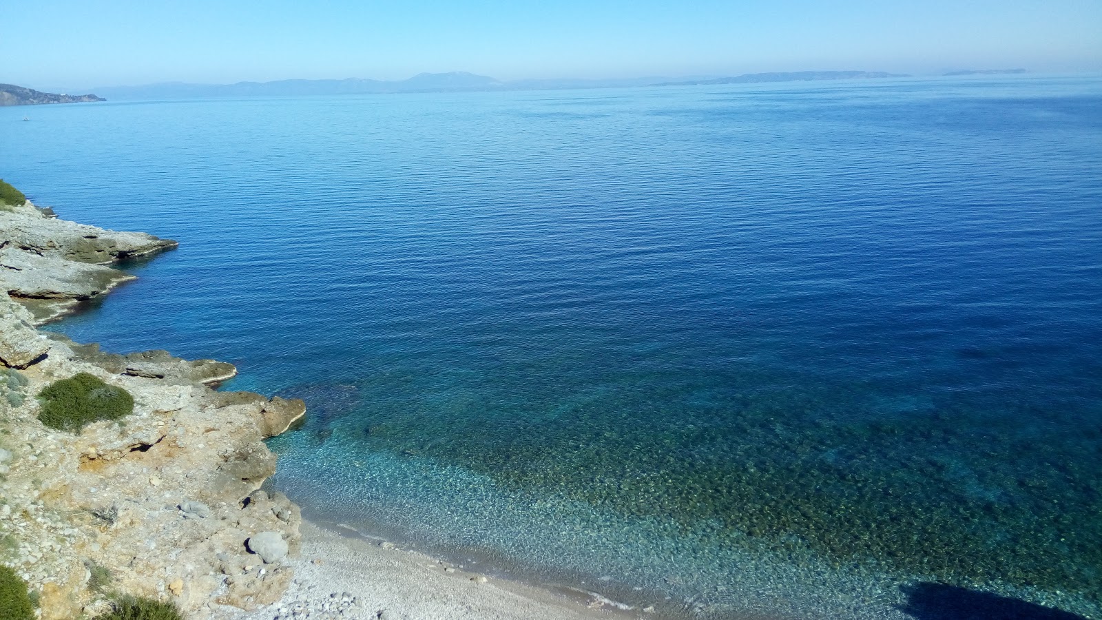 Foto von Paralia Plakas II mit graue kiesel Oberfläche