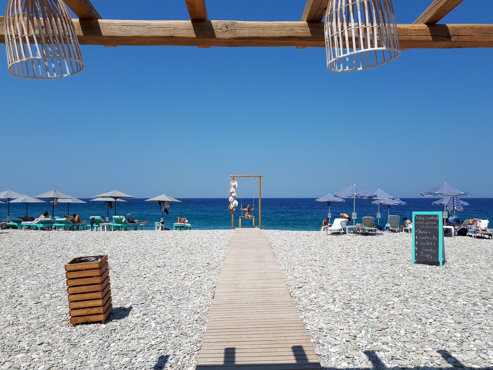 Foto von Avlakia beach und die siedlung