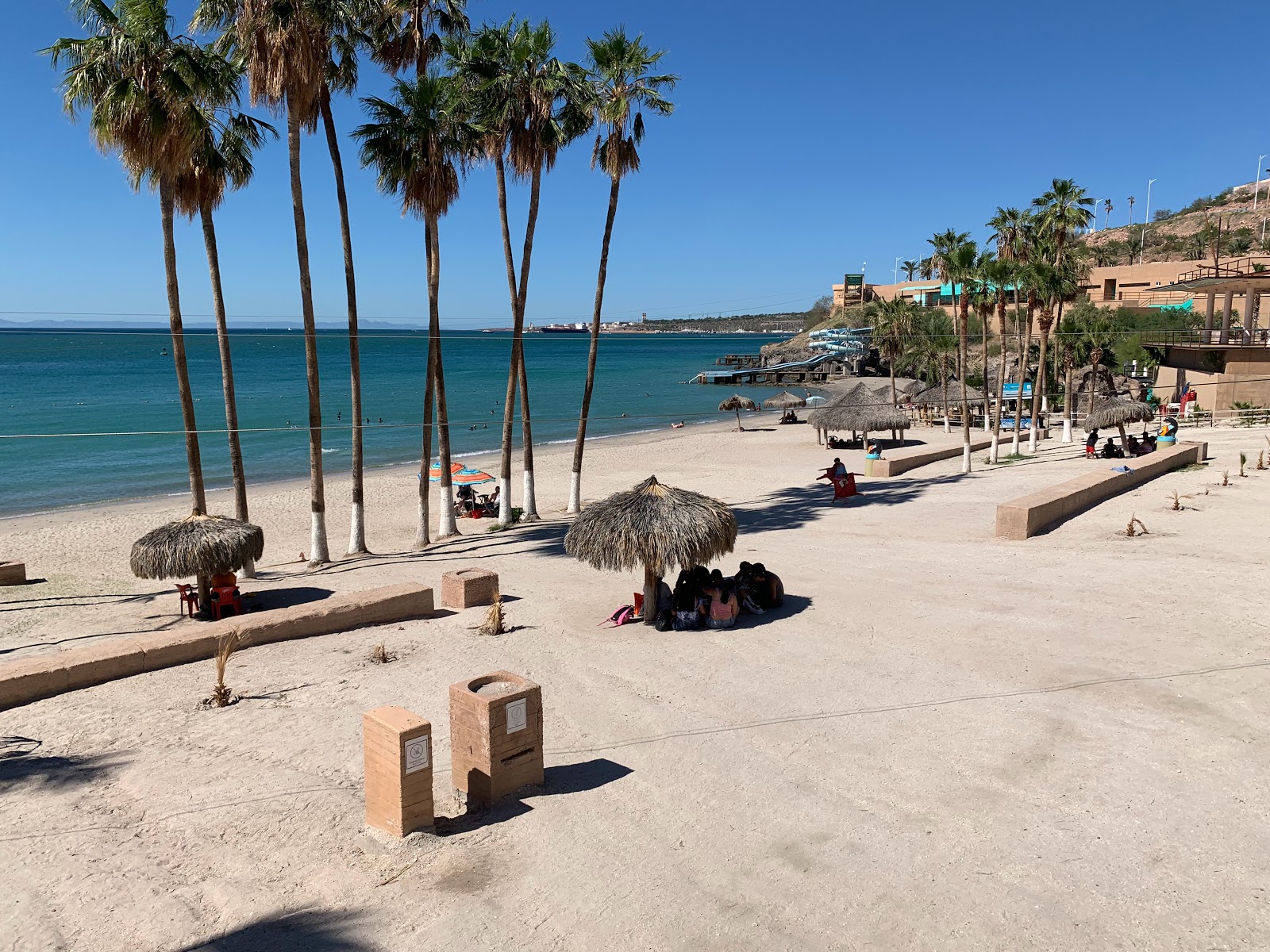 El Coromuel Plajı'in fotoğrafı - rahatlamayı sevenler arasında popüler bir yer