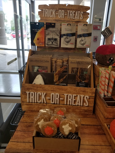 Pet Supply Store «Petco Animal Supplies», reviews and photos, 1009 E Commercial Blvd, Oakland Park, FL 33334, USA