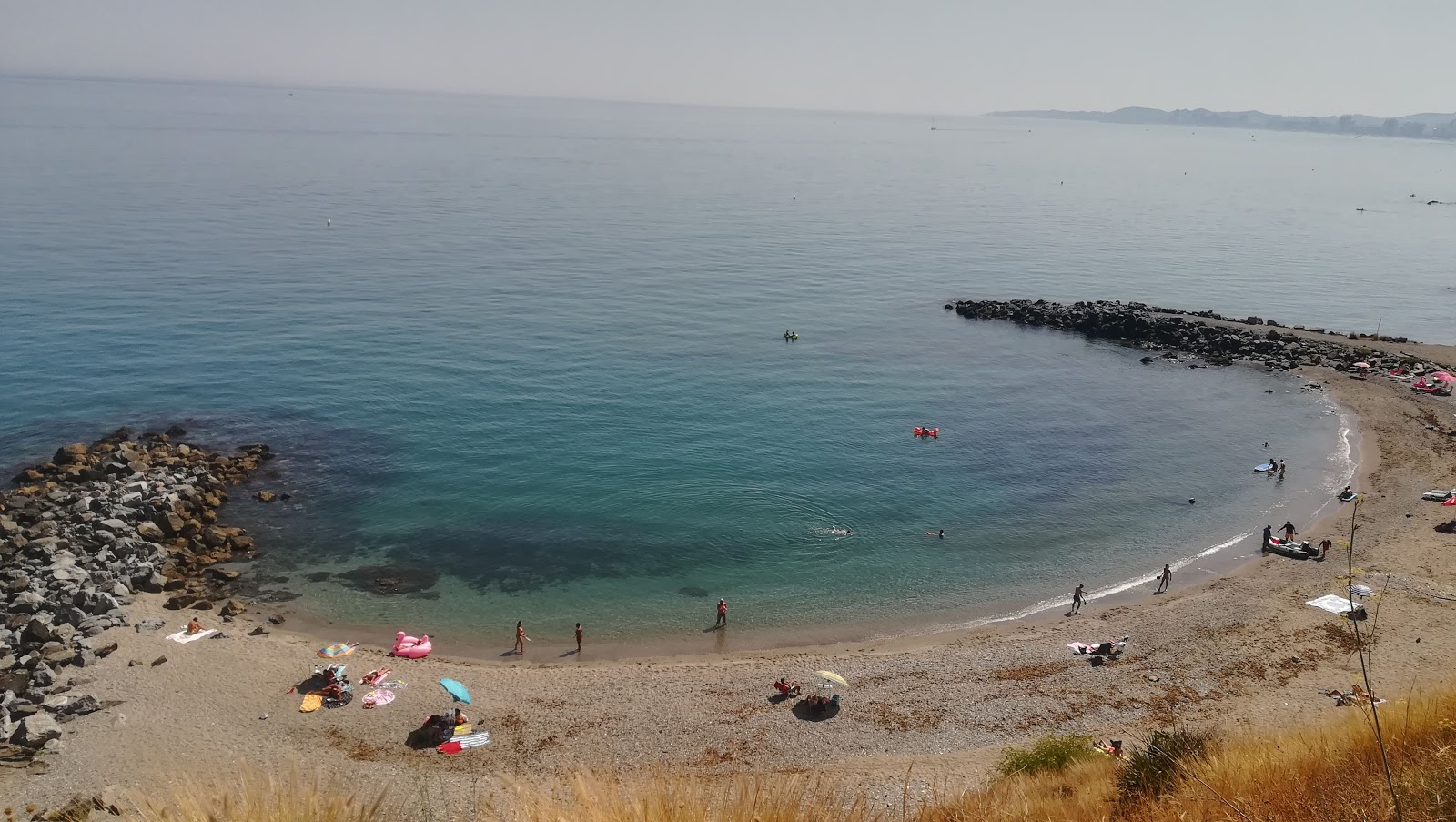 Photo de Playa la Perla avec un rivage spacieux