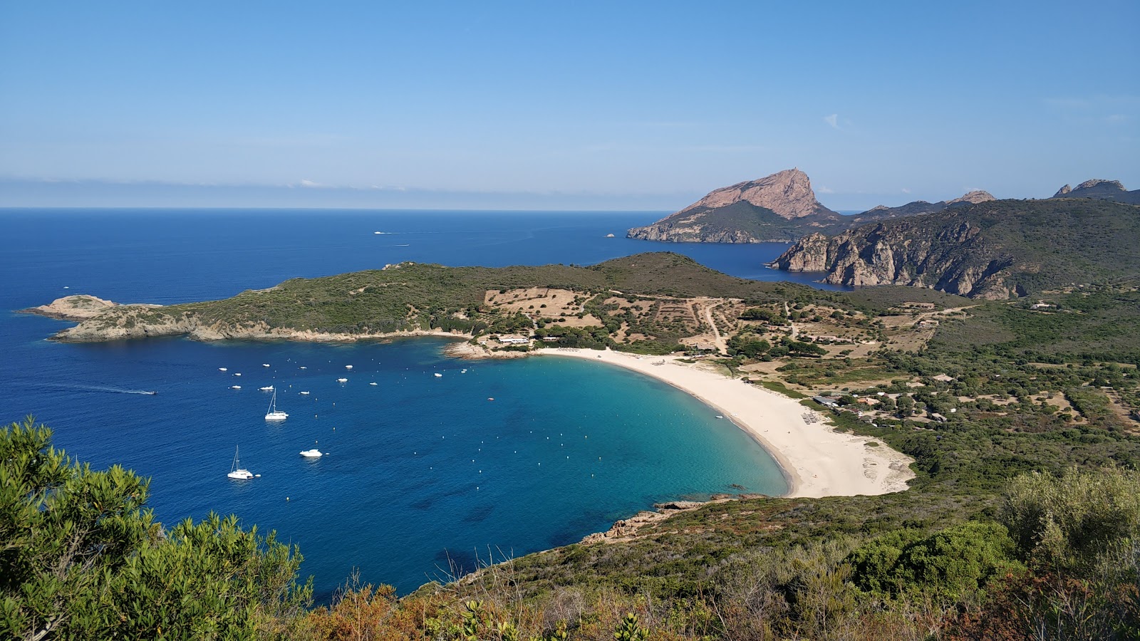 Foto van Arone Strand met hoog niveau van netheid