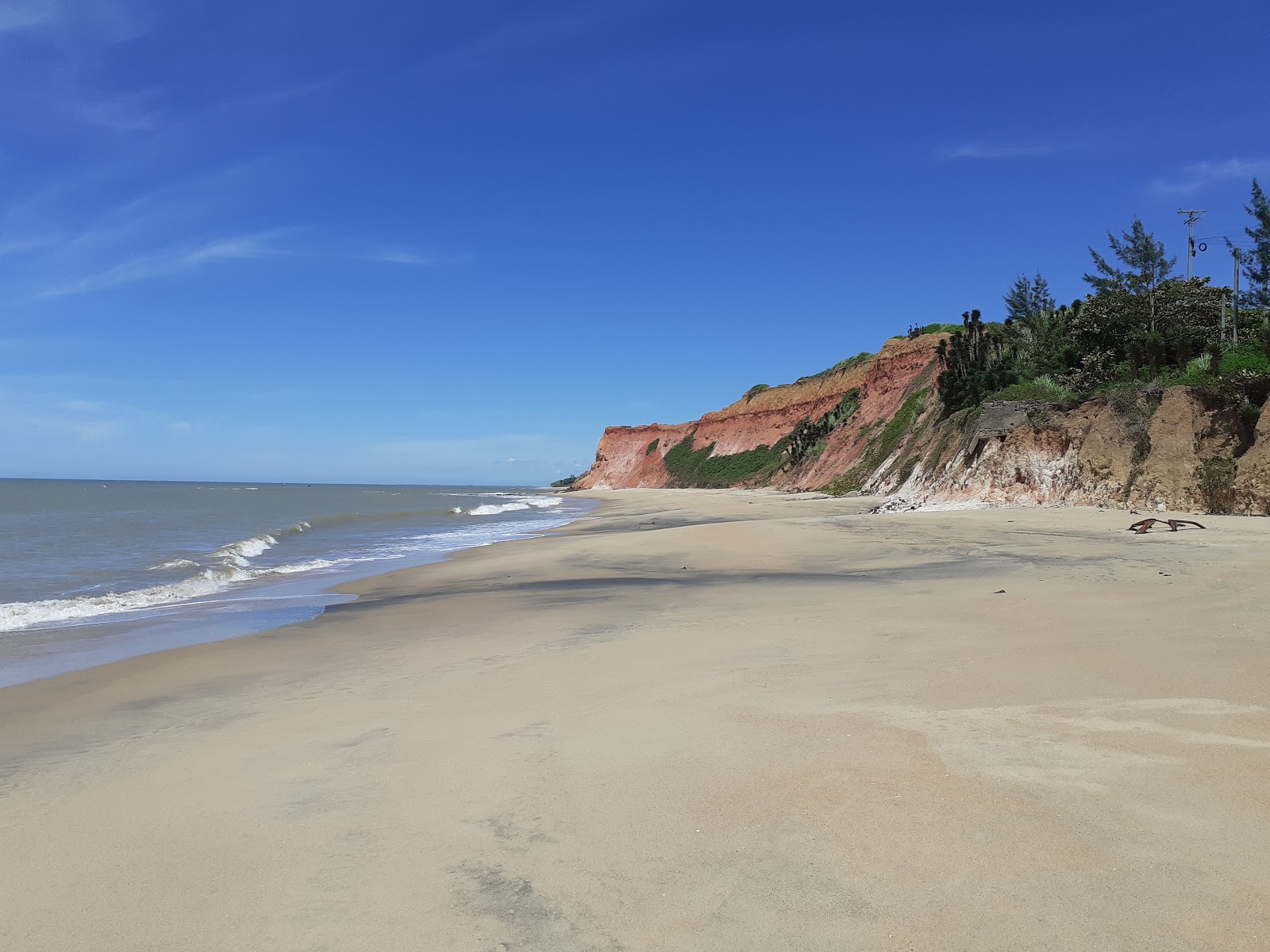 Foto von Praia das Falesias mit beiger sand Oberfläche