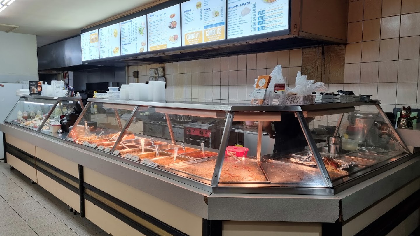 Oak Flats Charcoal Chicken and Curry Hut Chicken Shop ใน Oak Flats