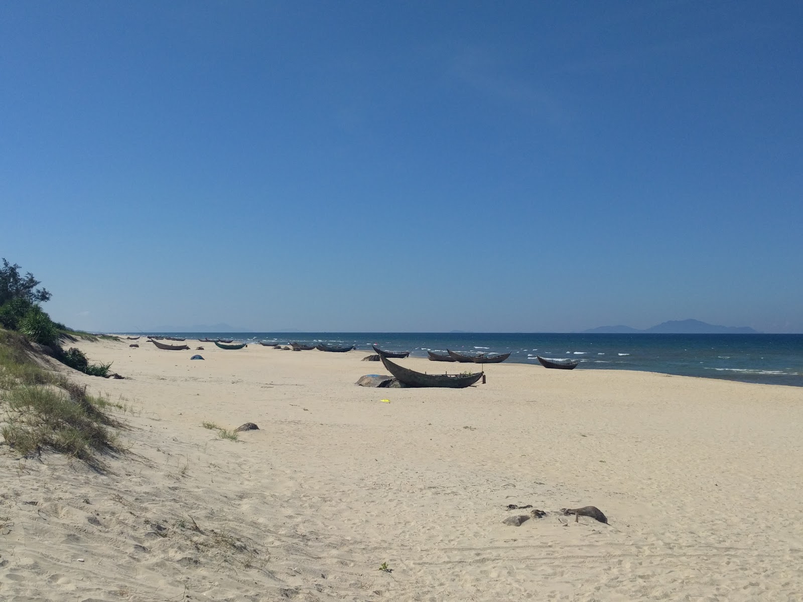 Valokuva Tinh Thuy Beachista. pinnalla kirkas hieno hiekka:n kanssa
