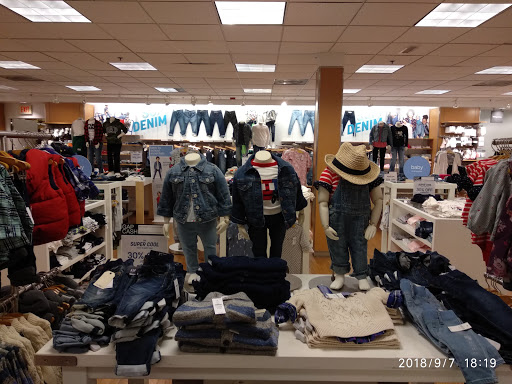 Clothing Store «Gap», reviews and photos, 1706 Sherman Ave, Evanston, IL 60201, USA