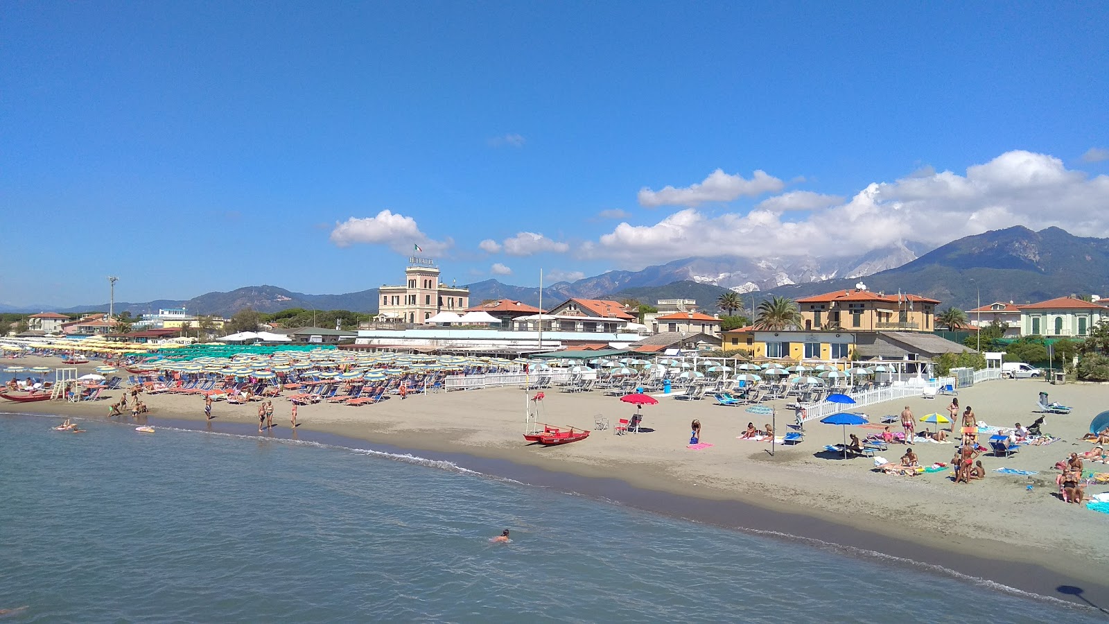 Fotografija Marina dei Ronchi z svetel pesek površino