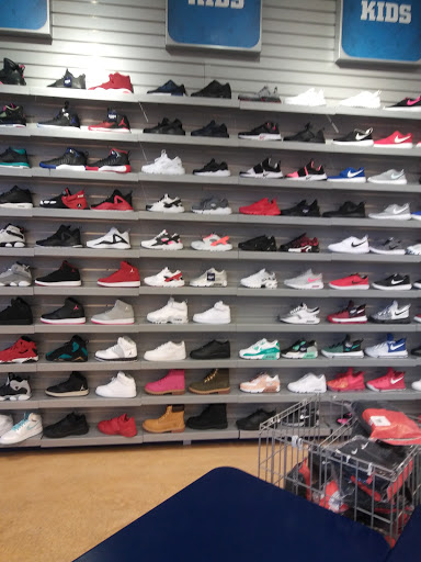 Shoe Store «Champs Sports», reviews and photos, 586 Southland Dr, Hayward, CA 94545, USA