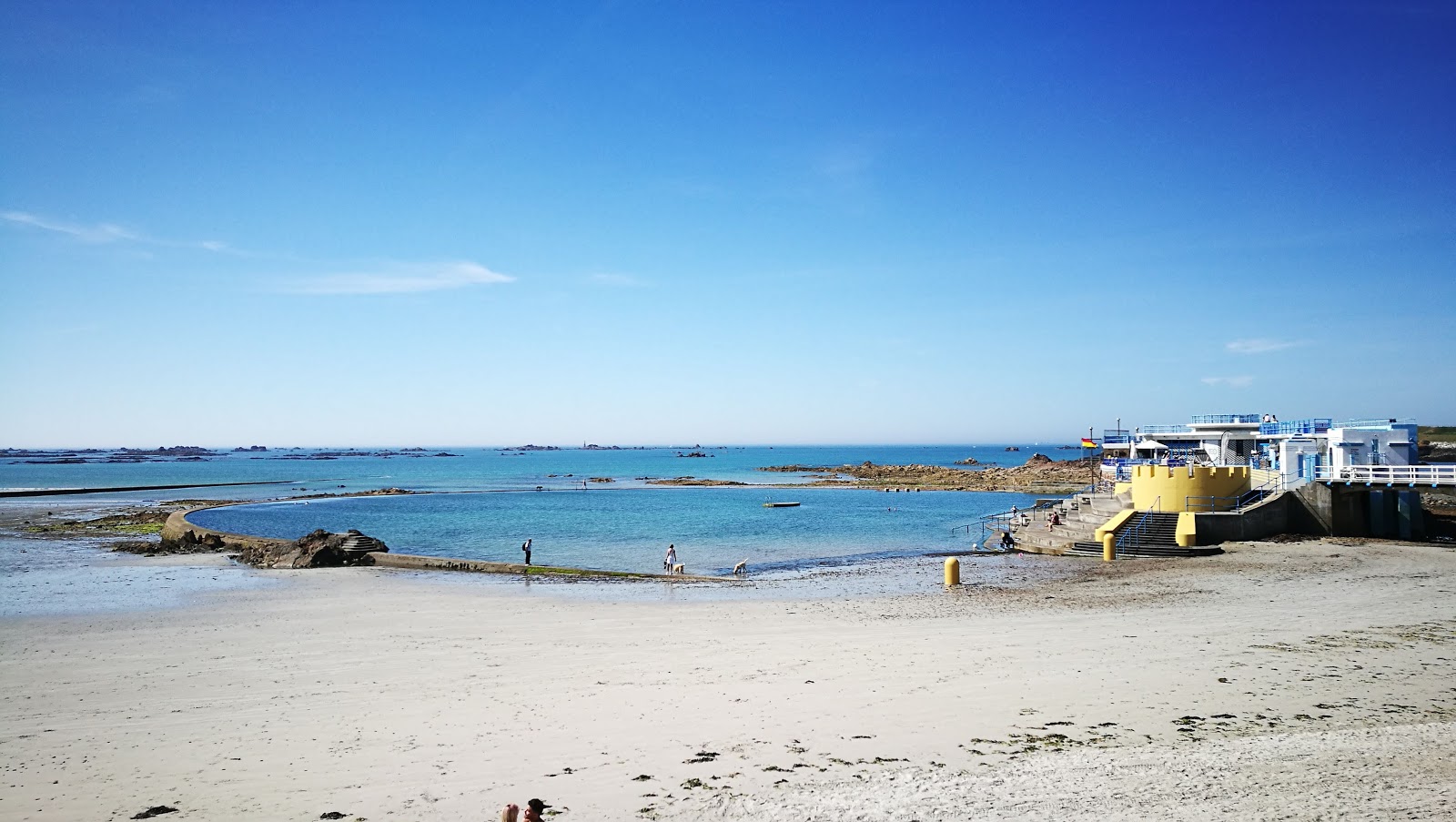 Zdjęcie Havre Des Pas Bathing Pool z powierzchnią jasny piasek