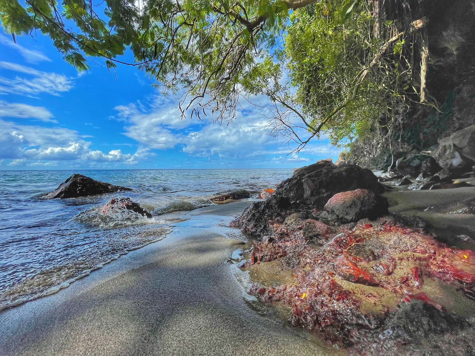 Foto van Plage de l'Anse Collat met een rechte kustlijn