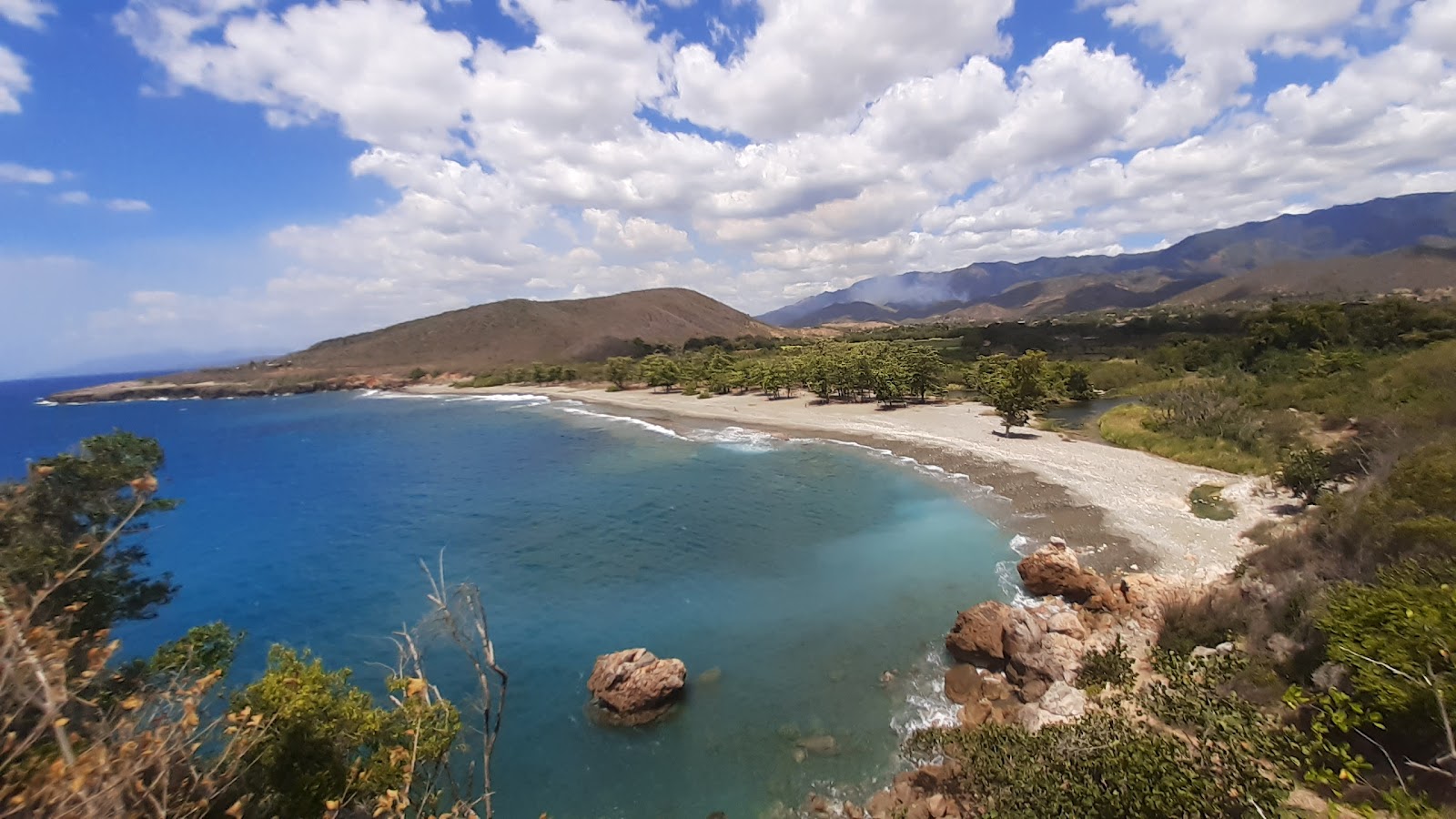 Fotografija Playa Damajayabo z harmaa hiekka ja kivi površino