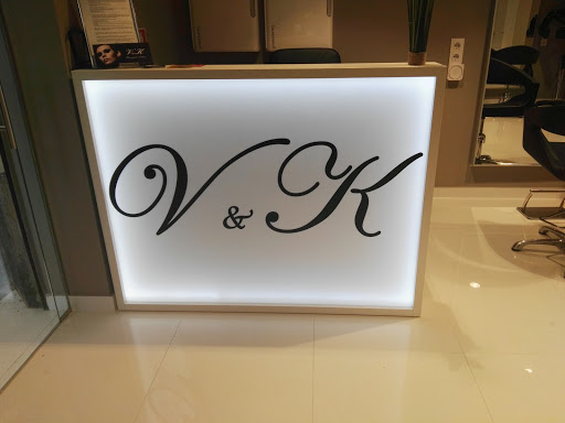 Información y opiniones sobre Peluquería y Estética V&K de Barcelona