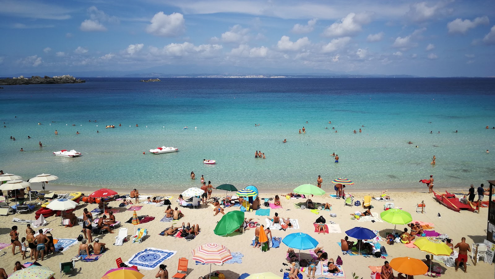 Photo de Plage Rena Bianca protégé par des falaises