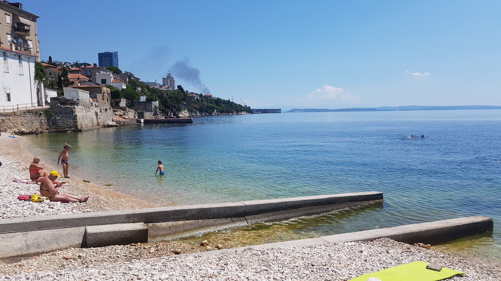 Foto von Brajdica Dog Beach mit graue kiesel Oberfläche