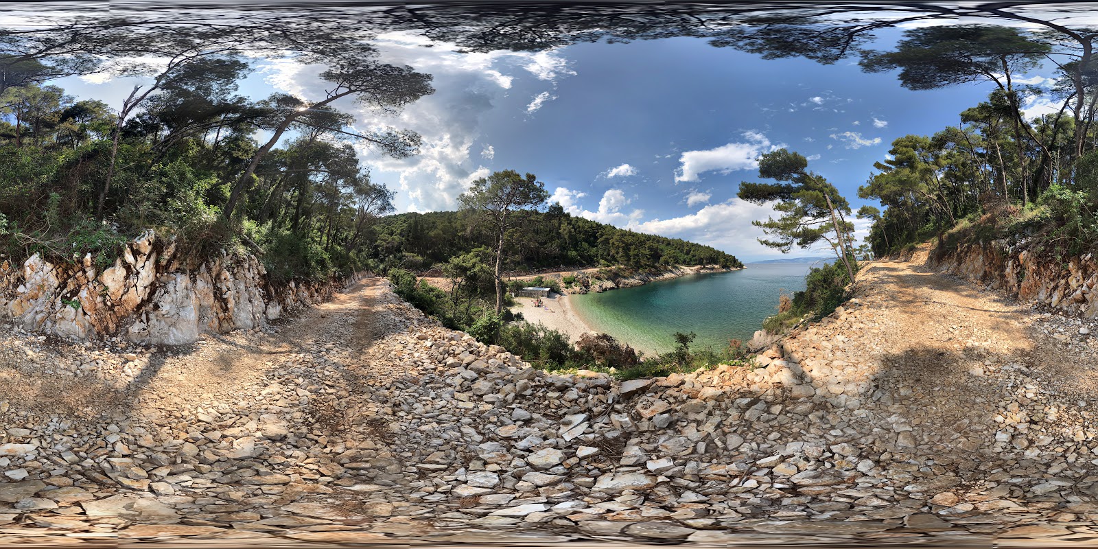 Foto de Jadrina beach com seixos bege superfície