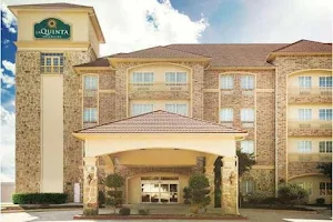 La Quinta Inn & Suites by Wyndham Dallas South-DeSoto image