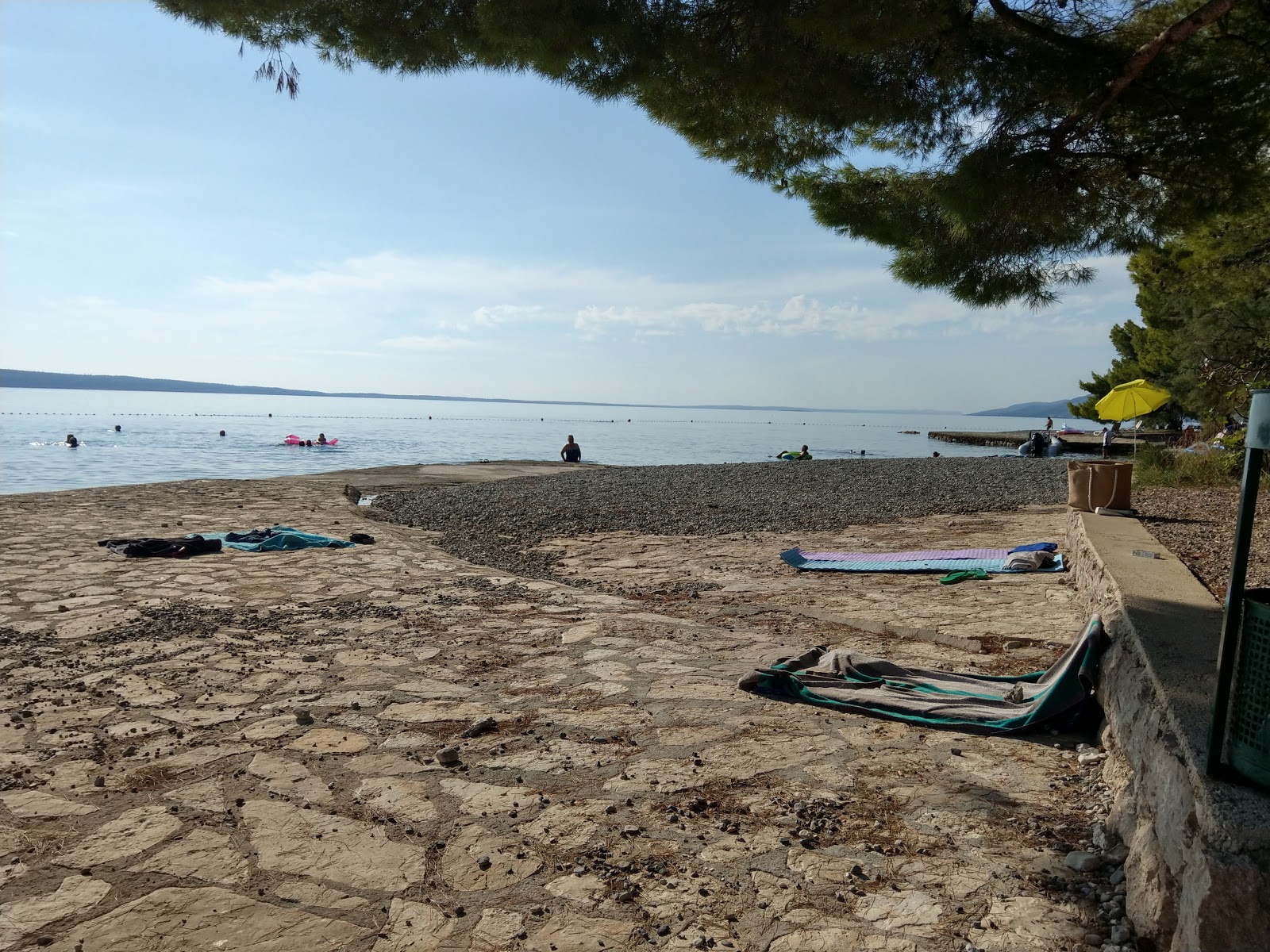 Foto af Starigrad Paklenica bakket op af klipperne