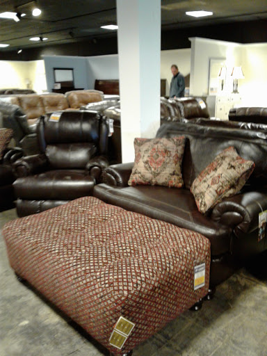 Furniture Store «Evansville Overstock Warehouse Furniture & Mattress», reviews and photos, 201 N Green River Rd, Evansville, IN 47715, USA