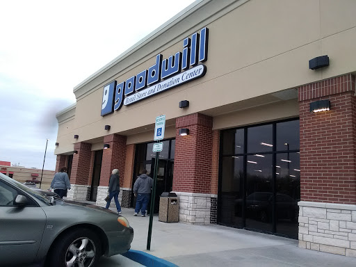 Thrift Store «Goodwill Retail Store of Springfield – Chestnut Crossing», reviews and photos, 425 S Western Ave, Springfield, MO 65802, USA