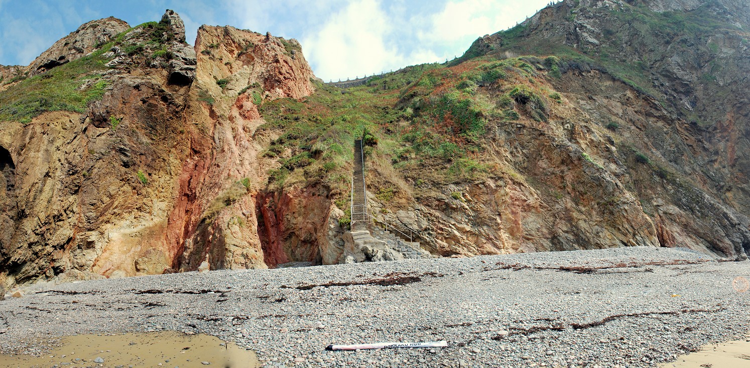 La Grande Greve'in fotoğrafı dağlarla çevrili