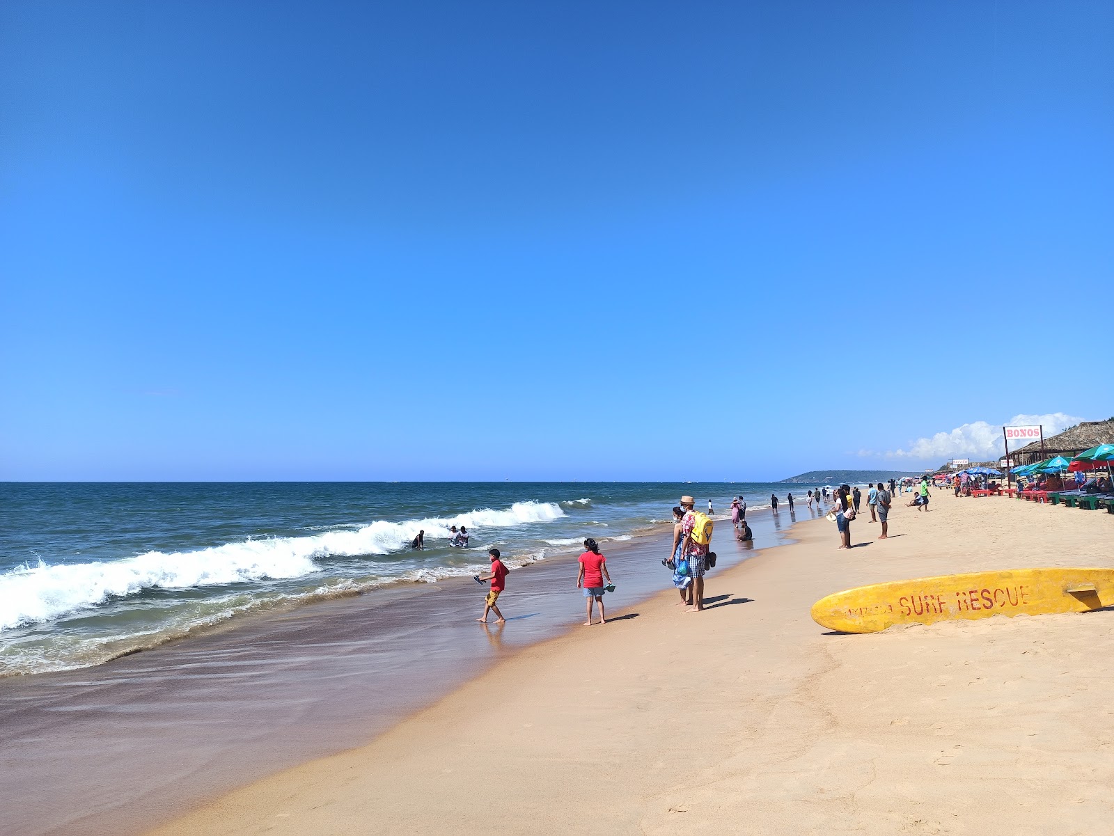 Zdjęcie Candolim Beach z powierzchnią beżowy piasek