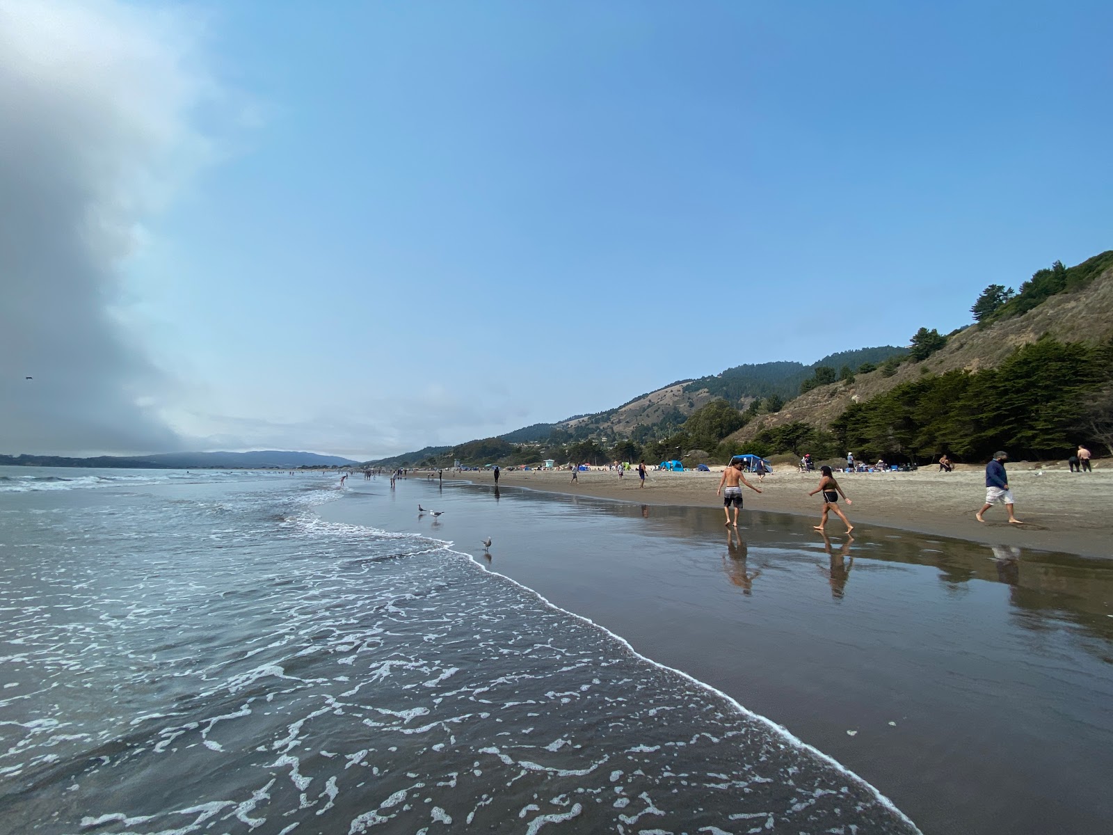 Photo of Stinson Beach backed by cliffs