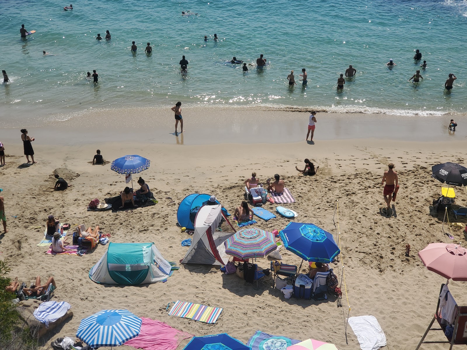Diver's Cove'in fotoğrafı dağlarla çevrili