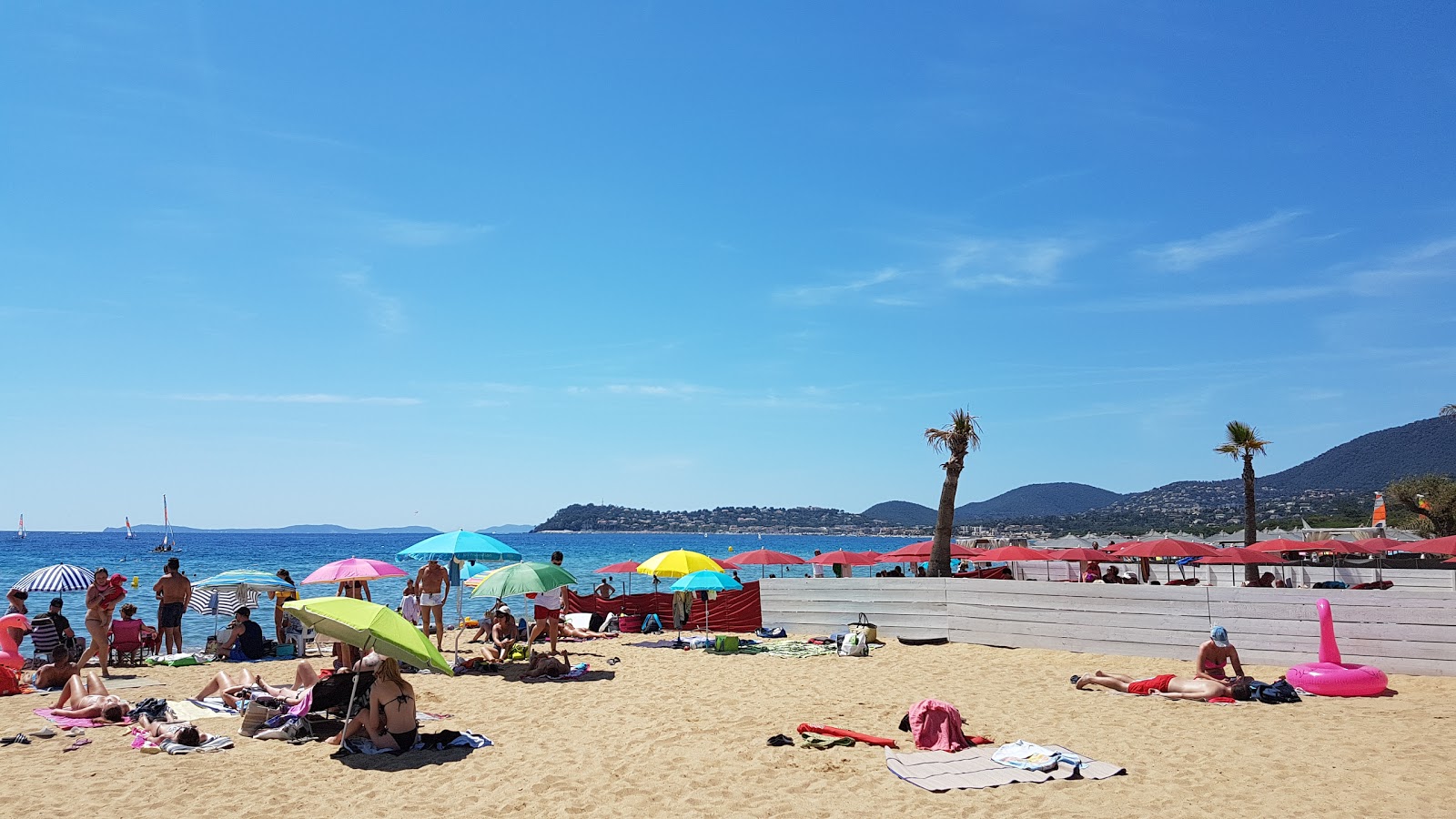 Plage du Debarquement'in fotoğrafı - rahatlamayı sevenler arasında popüler bir yer