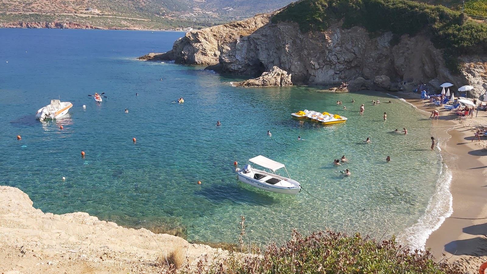 Foto de Playa de Karavostasi rodeado de montañas