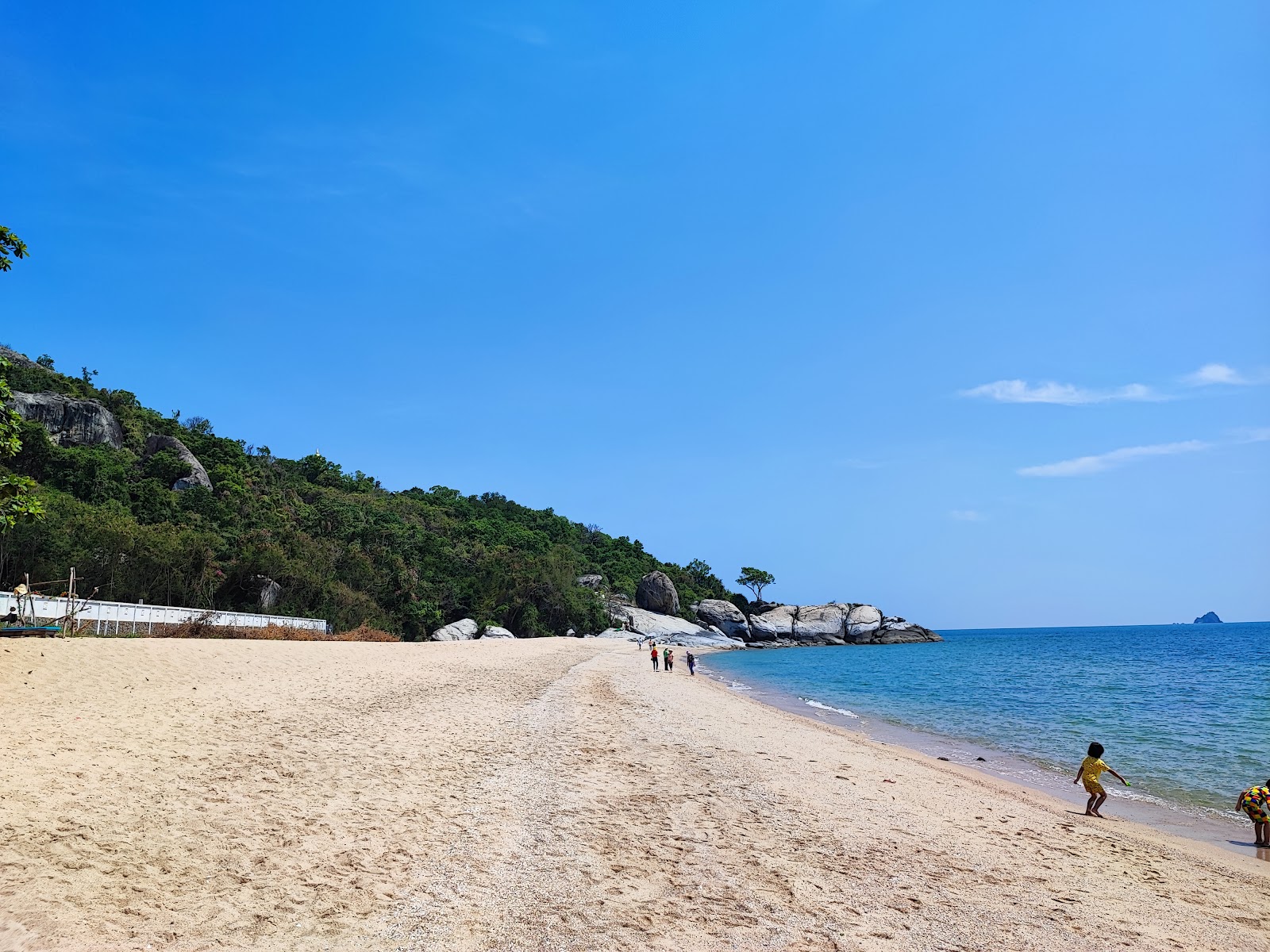 Fotografija Sai Noi Beach z svetel pesek površino