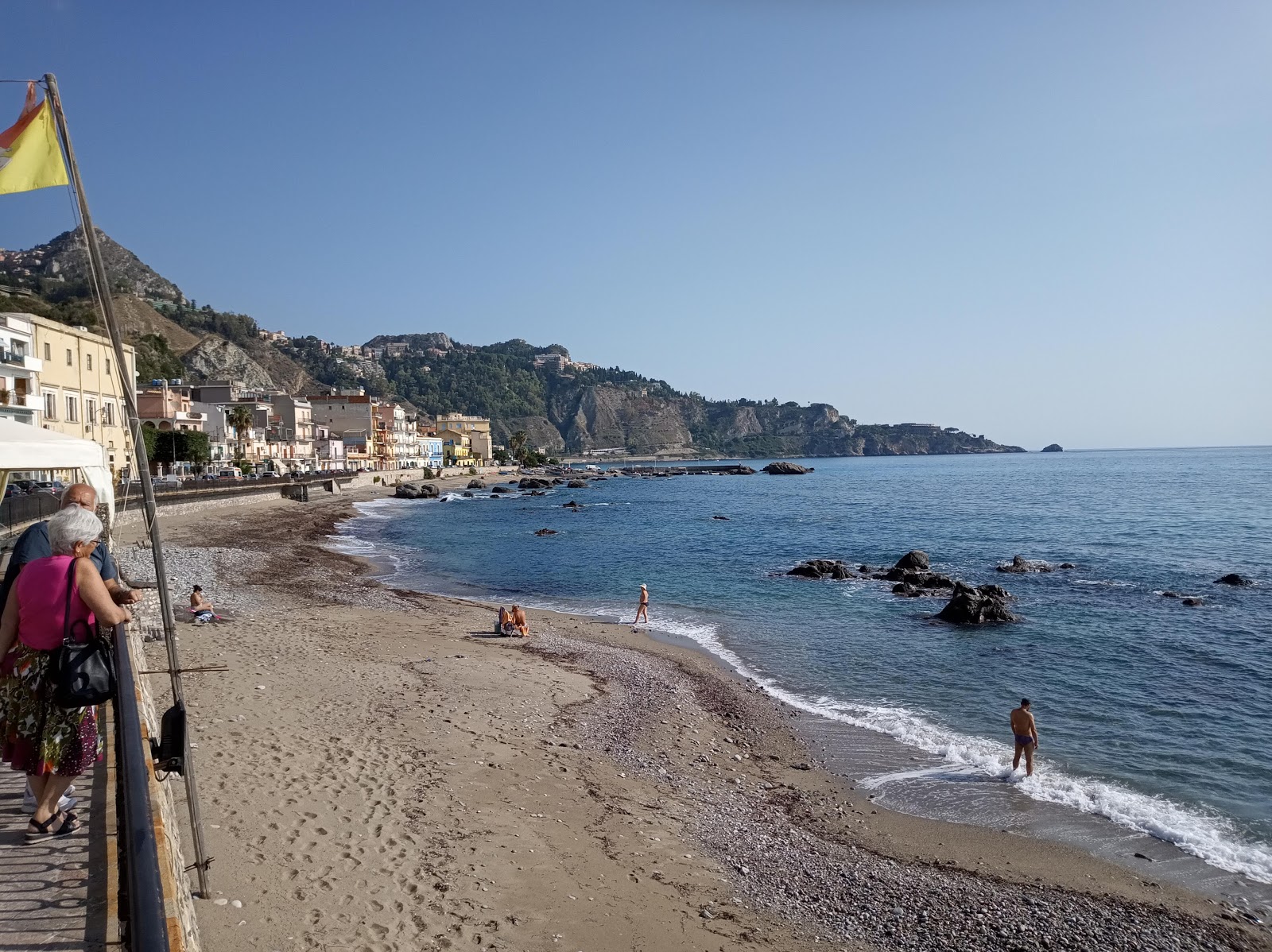 Foto di Spiaggia di Giardini Naxos e l'insediamento
