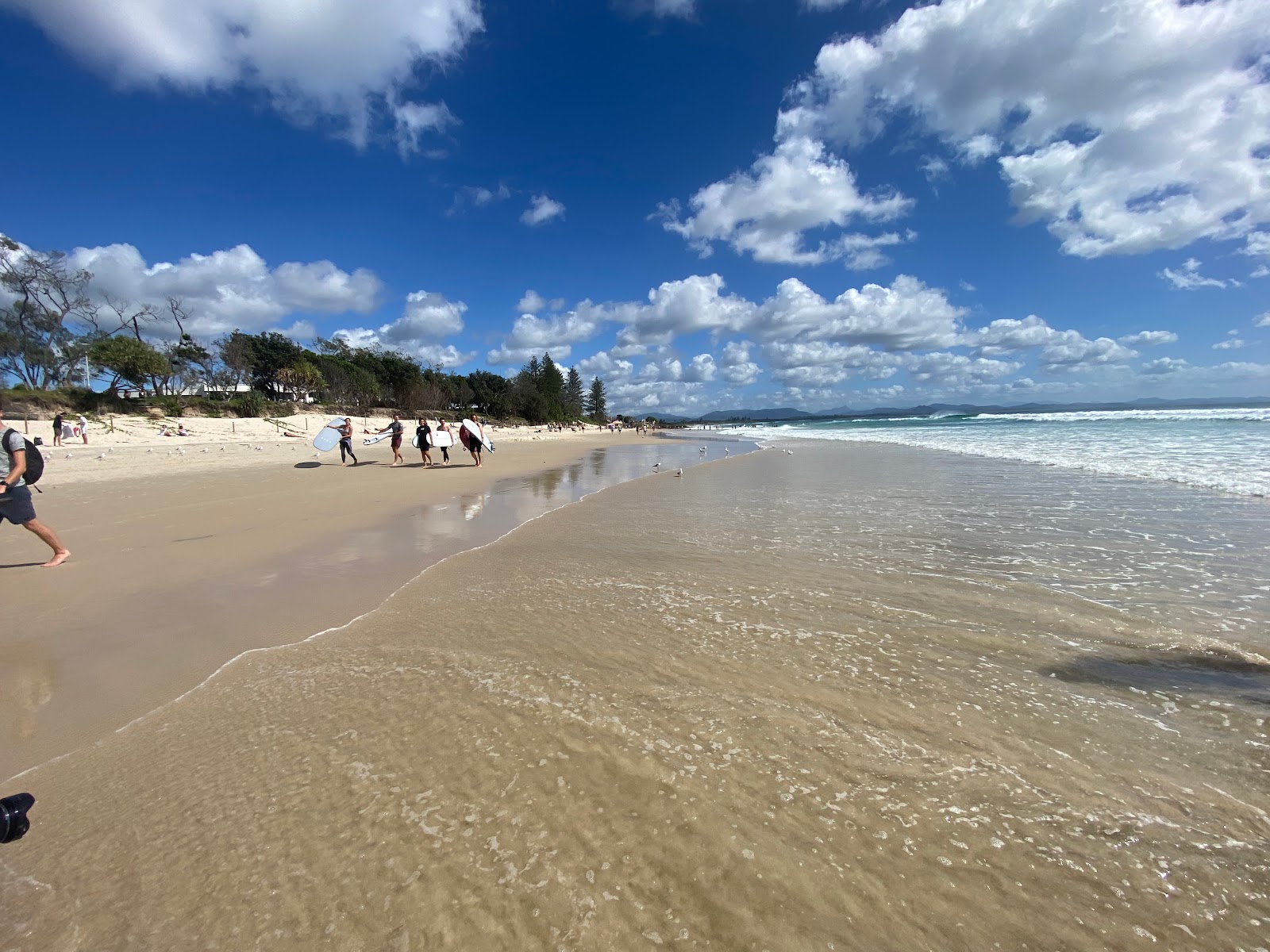 Foto von Byron Beach mit langer gerader strand