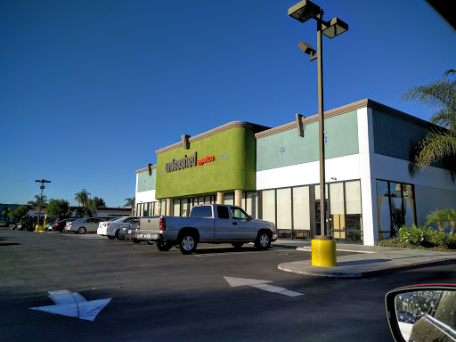 Unleashed by Petco, 19339 Victory Blvd #35, Reseda, CA 91335, USA, 