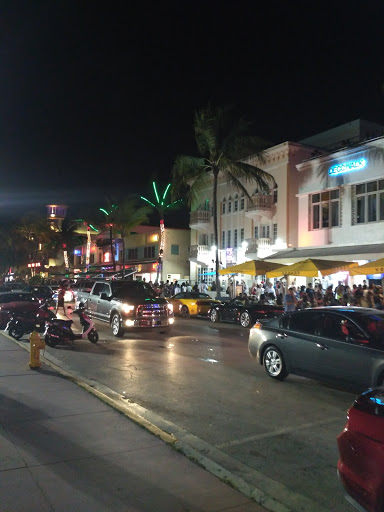 Clothing Store «Club Monaco Collins Avenue», reviews and photos, 624 Collins Ave, Miami Beach, FL 33139, USA