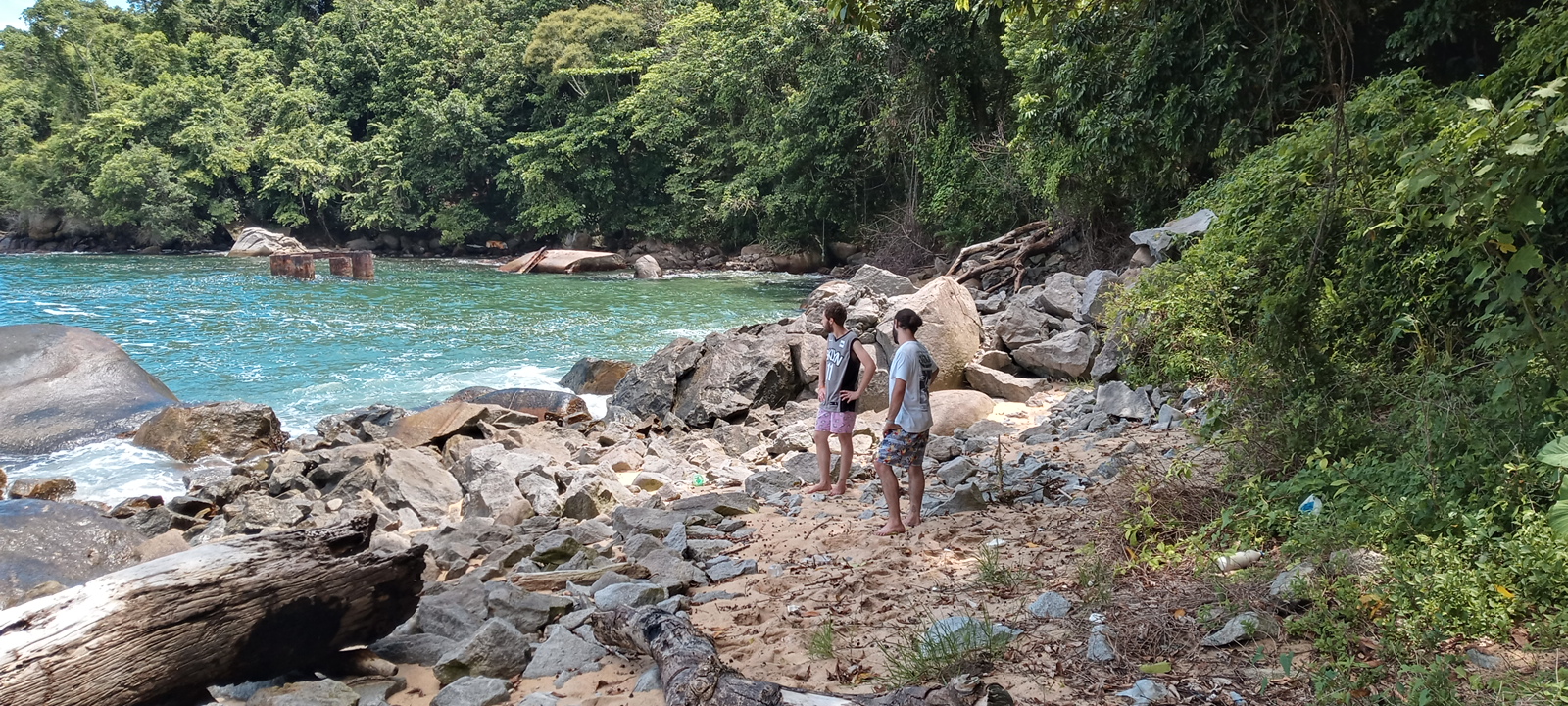 Foto de Praia Do Aniquim con arena gris y rocas superficie