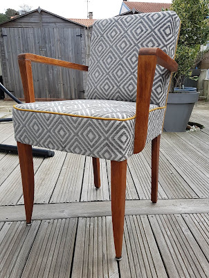 Un fauteuil sous les pins à Ondres