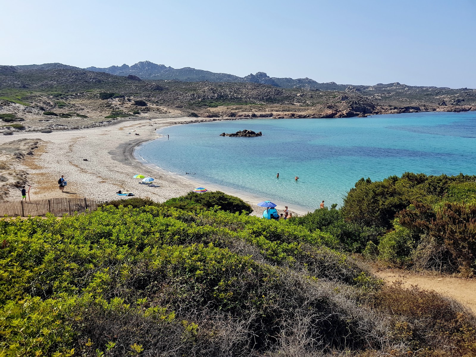 Foto di Cala Stagnolu con parzialmente pulito livello di pulizia