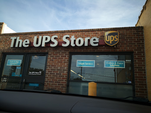 Shipping and Mailing Service «The UPS Store», reviews and photos, 1408 N Riverfront Blvd, Dallas, TX 75207, USA