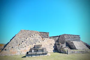 Zona Arqueológica Plazuelas image