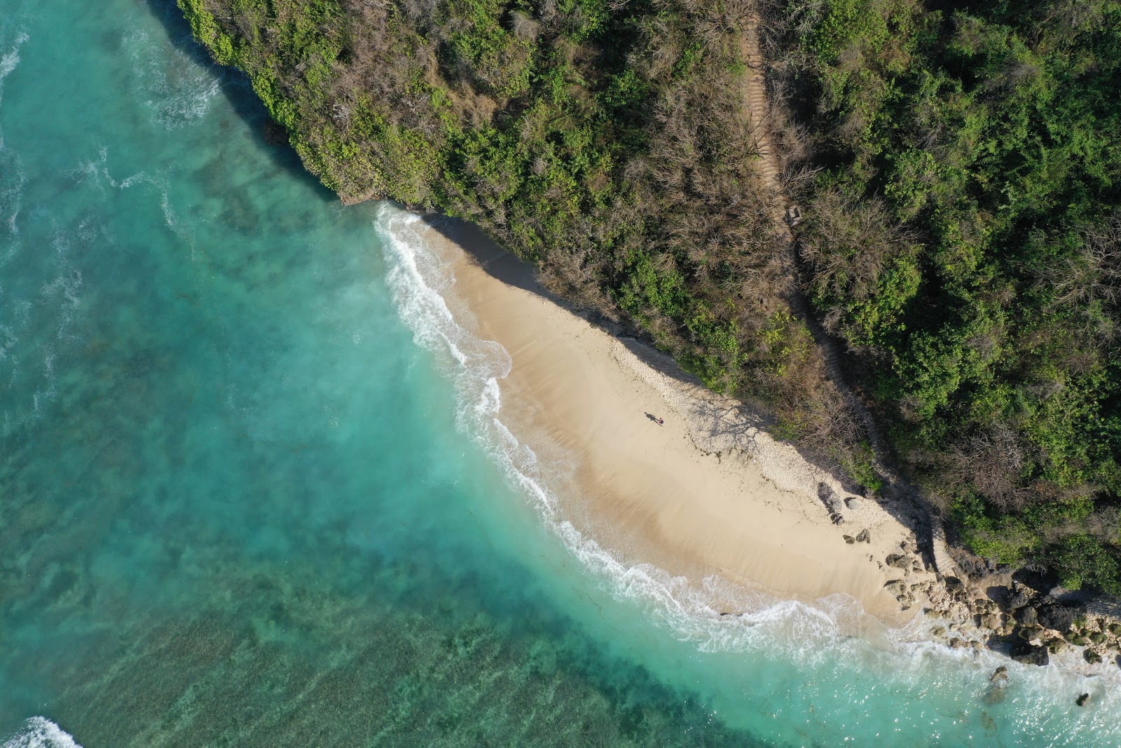 Melasti beach的照片 带有直岸